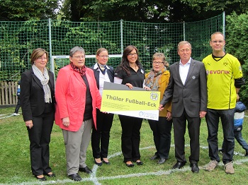 Eröffnung des neuen Fußballplatzes mit den Vertretern der Stadt Salzkotten, der Familienzentrum Leitung, der Deutschen Bank, Petra Stüker und Siggi Held
